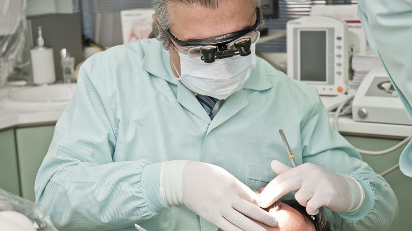 El Colegio de Dentistas se une contra el intrusismo en la profesión