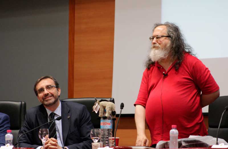 Richard Stallman, padre del software libre, ofrece una conferencia sobre este movimiento y el sistema operativo GNU/Linux
