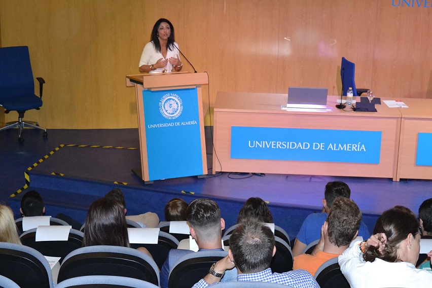 Estudiantes de la UAL conocen el Parlamento de Andalucía gracias a Marta Bosquet