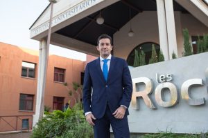 Entrevistamos a Carlos Díez de Lastra, director general de Les Roches Marbella Global Hospitality Education, sobre el futuro del turismo y la importancia de la formación como impulso para mejorar su calidad.