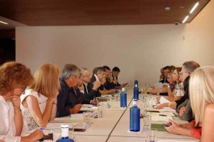 Los equipos de gobierno de la Junta de Andalucía en Málaga y de la Universidad han celebrado una reunión de trabajo sobre los proyectos y convenios que ambas instituciones tienen en común, con el objetivo de reforzar la colaboración que llevan a cabo y avanzar en nuevas cooperaciones.