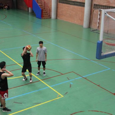 El baloncesto más solidario llena el Complejo Deportivo de la UMA