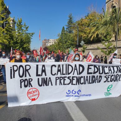 Los estudiantes de la Universidad de Granada se manifiesta ante la suspensión de la docencia presencial
