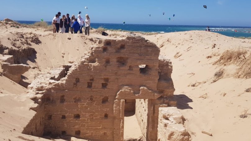 Investigan los restos arqueológicos de una tumba megalítica, un balneario romano y una villa marítima