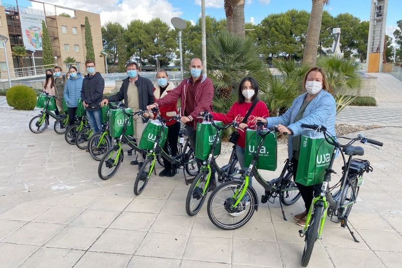 La Universidad de Jaén ha hecho entrega de 15 bicicletas eléctricas en préstamo en el marco del programa ‘Tu Bici en la UJA’