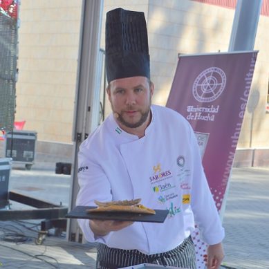 El chef Ángel Rivas muestra sus dotes culinarias en la Universidad de Huelva