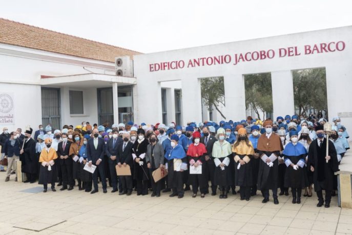 Foto de familia tras el acto del 29º aniversario de la Universidad de Huelva