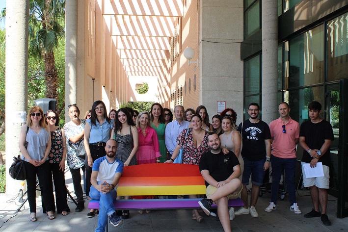 El mobiliario de la UAL luce la bandera LGTBIQ+ por el Día Internacional del Orgullo