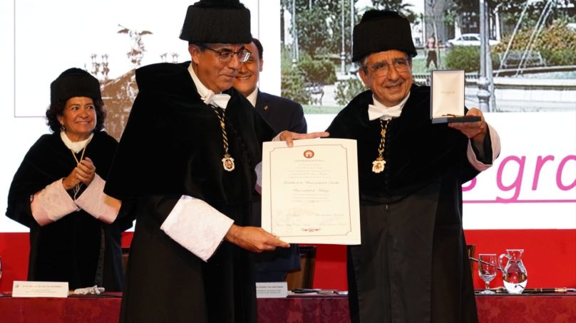 La Universidad de Sevilla entrega a la UMA la Medalla de Oro por su 50 aniversario