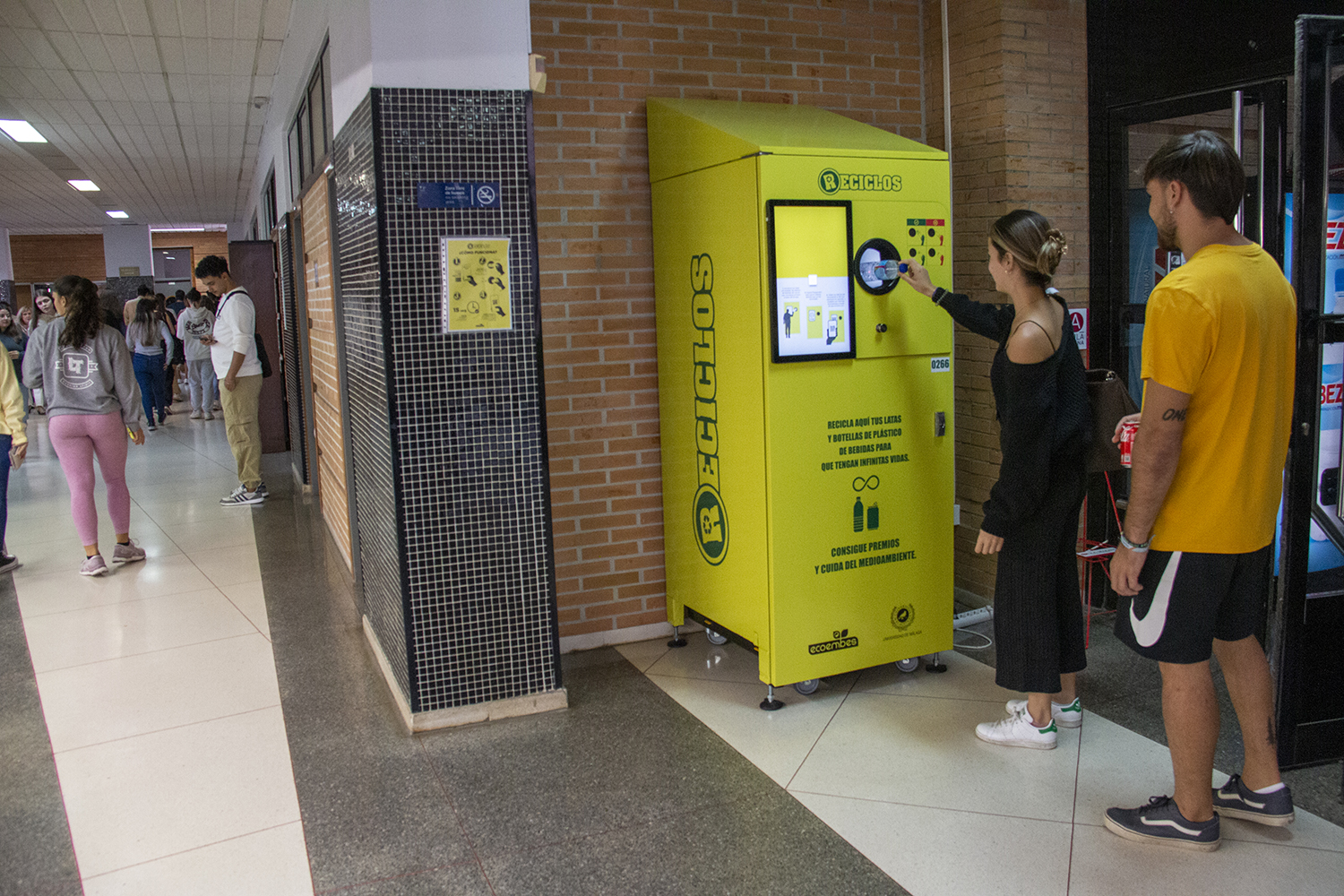 La UMA instala máquinas que recompensan por reciclar