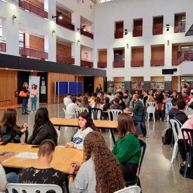 Un centenar de estudiantes asisten a la actividad de la UMA ‘Café con Ciencia’