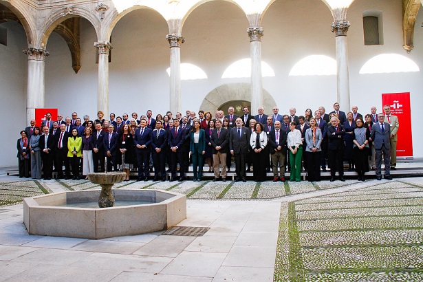 La Reina inaugura en la UGR la reunión anual de directores del Instituto Cervantes