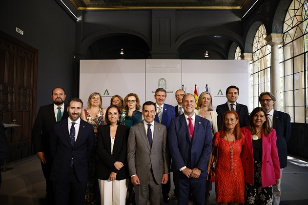 Nicolás Ruiz y su equipo junto al presidente de la Junta de Andalucía