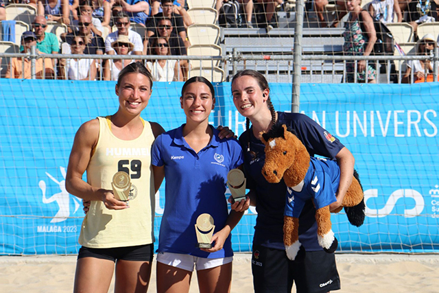 Equipo de balonmano playa femenino de la UMA, campeones de Europa