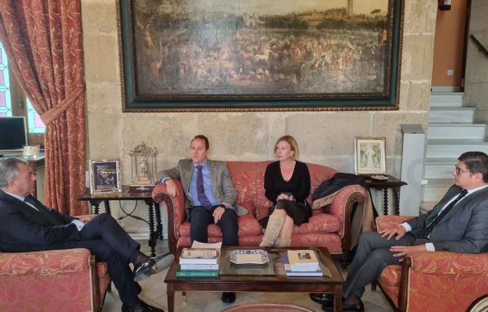 El rector de la UNIA busca sinergias con el alcalde de Sevilla