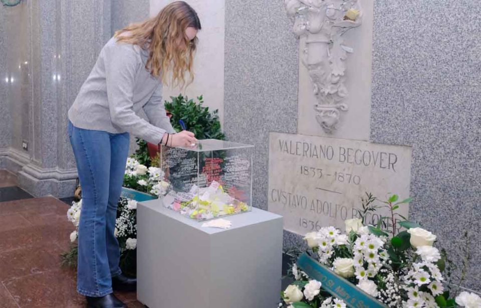 La US coloca una urna en la tumba de Bécquer para depositar deseos
