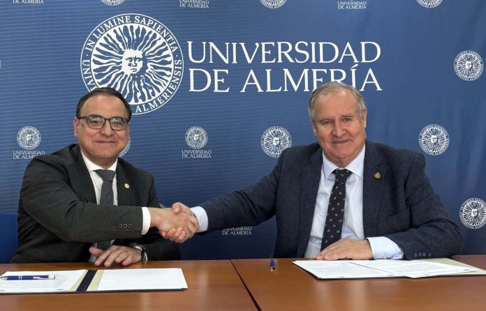 La UAL y el Colegio de Médicos firman un protocolo general